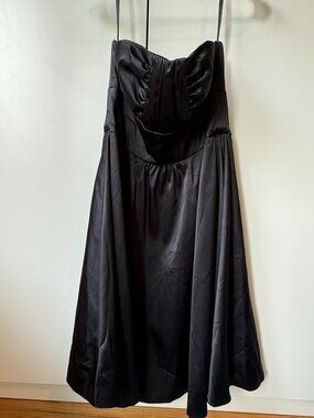 Black strapless satiny gown with ruched bust - White House Black Market